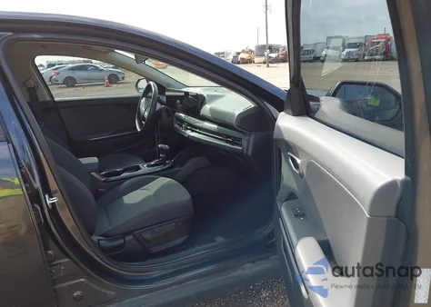 2025 Kia K4 Lxs z USA, uszkodzony, nr VIN 3KPFT4DE7SE114778